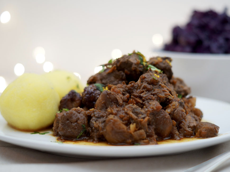 Wildgulasch mit Kartoffelklößen und Apfelrotkohl