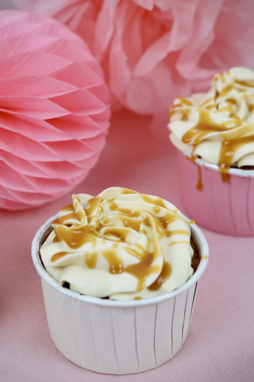 Apfel-Cupcakes mit Gewürzen und Karamell