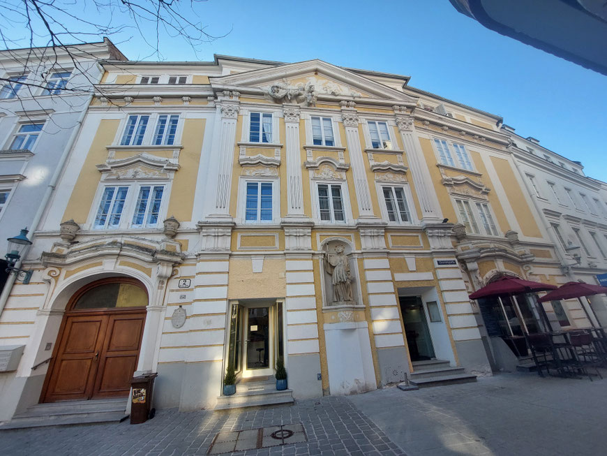 Die Fassade vor der Restaurierung. Im Sockelbereich zeigten sich Putzschäden durch aufsteigende Bodenfeuchtigkeit und Versalzung. Die Fassade war generell stark verschmutzt. In den Obergeschossen ist der barocke Putzbestand fast zur Gänze erhalten. 