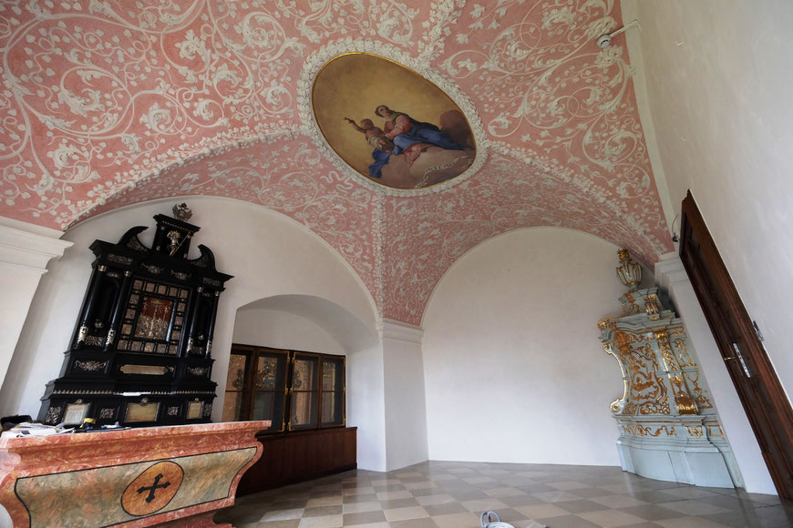 Das Bischofsoratorium nach Abschluss der Restaurierungsarbeiten am Gewölbe und an den Wandflächen. 