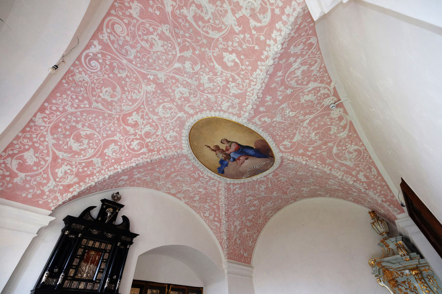 Das stukkierte Gewölbe im Bischofsoratorium nach Abschluss der Restaurierungsarbeiten. 