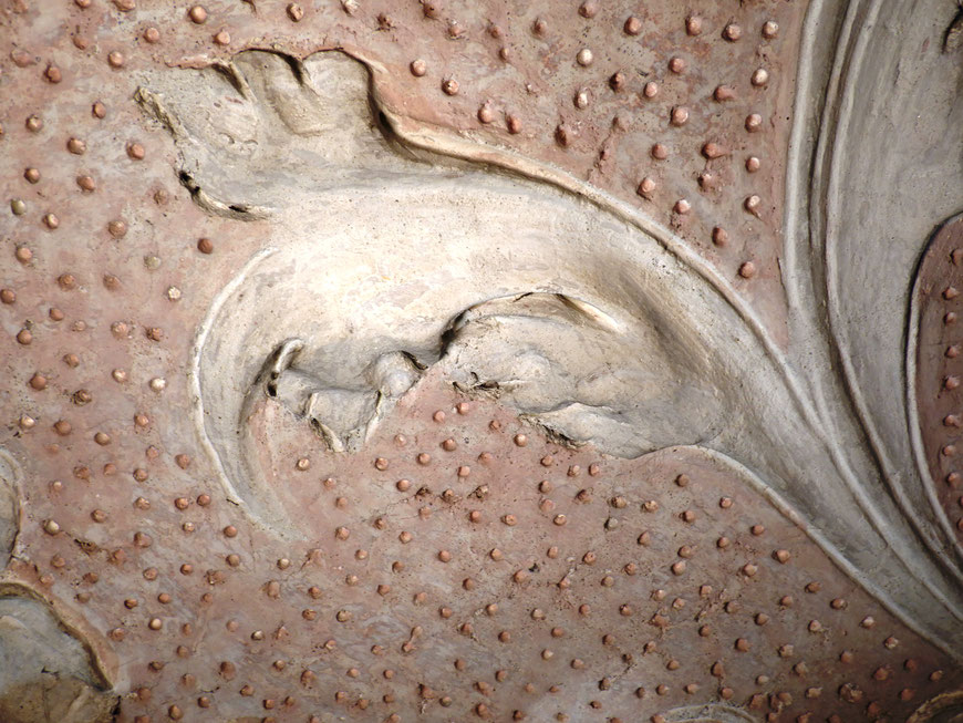 Eine Besonderheit des barocken Stuckes ist der gelochte Fond, der mit einem Nagelbrett oder Rutenbündel hergestellt wurde, das man in den noch weichen Putz drückte. 