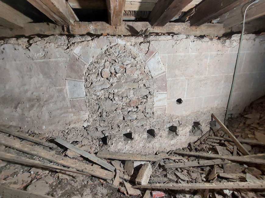 Raumschale des Mittelschiffs im Dachboden, gotische Fensteröffnung mit gemalter Fasche und Quaderfugennetz. 