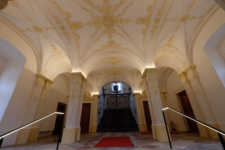 Die Säulenhalle nach der Restaurierung. Das bauzeitliche Färbelungskonzept mit naturweißen Nullflächen und ockerfarbigem Stuck wurde befundet und umgesetzt. 