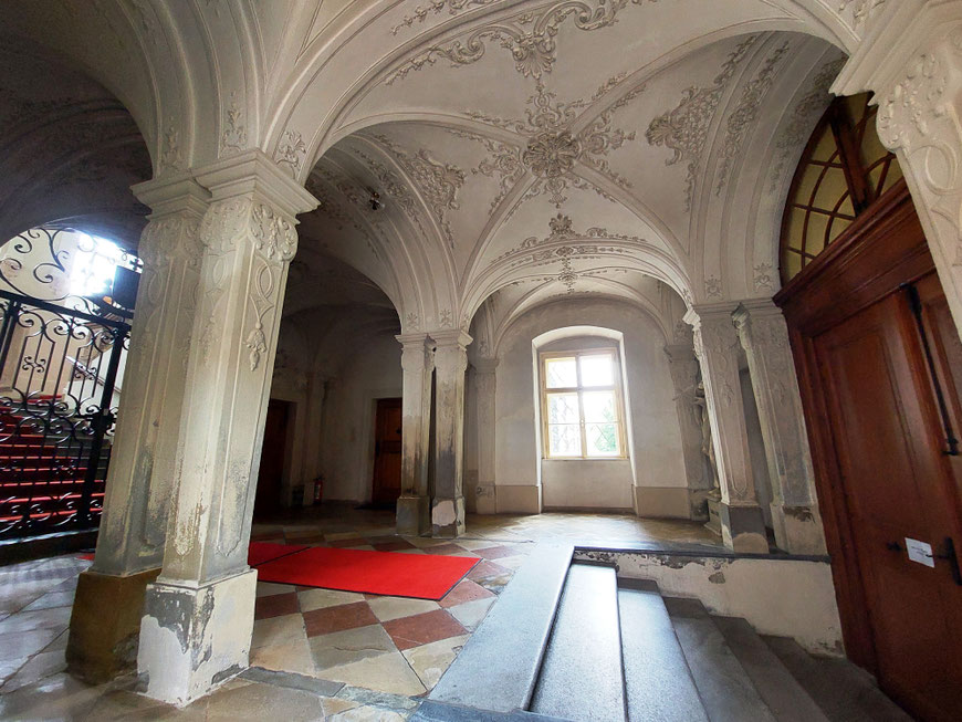 Die Halle vor der Restaurierung. Starke Verschmutzung und Schäden durch aufsteigende Feuchtigkeit und Versalzung. 