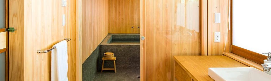 大阪府吹田市のWASH建築設計室はヒノキの香るお風呂を積極的に提案しています。 ヒノキの匂いのする空間でお風呂に入るのはとても気持ちよく、リラックスできます。また見た目にも暖かな浴室になります。