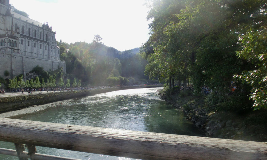 Lourdes. Blick über eine Brücke des Flusses Gave de Pau