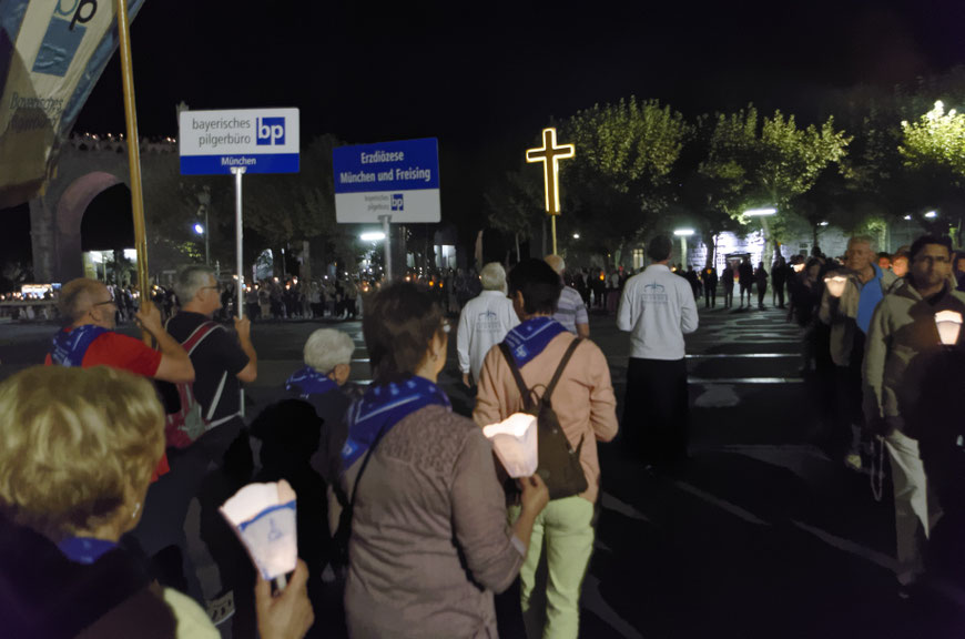 Die Pilger durchwandern bei der abendlichen Lichterprozession den gesamten heiligen Bezirk der Stadt Lourdes
