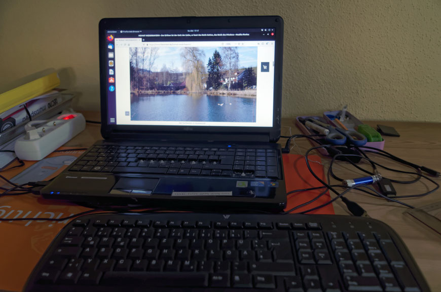 Der schon etwas ramponierte alte Laptop - der eigentlich weggeworfen werden sollte - lässt sich zum Arbeiten im Internet durchaus gut gebrauchen