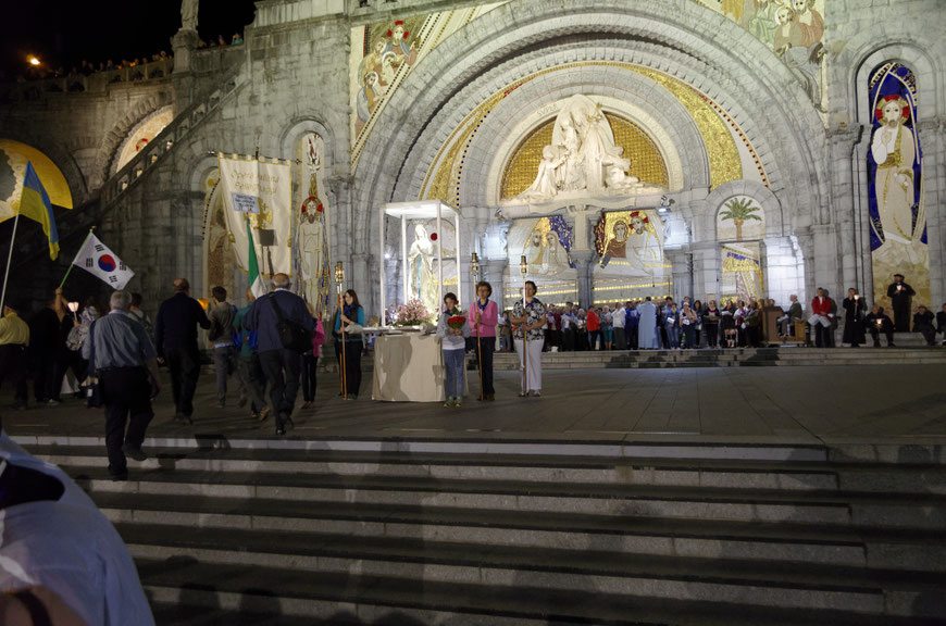 Die Lichterprozession in Lourdes endet vor der Basilika