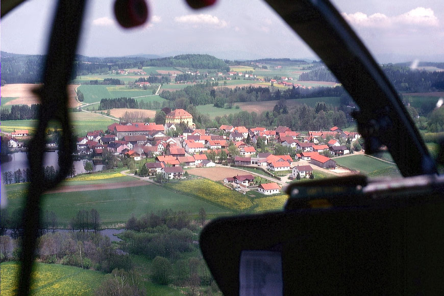 Wir schauen vom Hubschrauber aus auf den Ort Wiesenfelden.