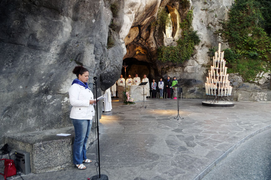 In der Grotte, in der Maria Bernadette erschienen ist, wird eine Heilige Messe gefeiert