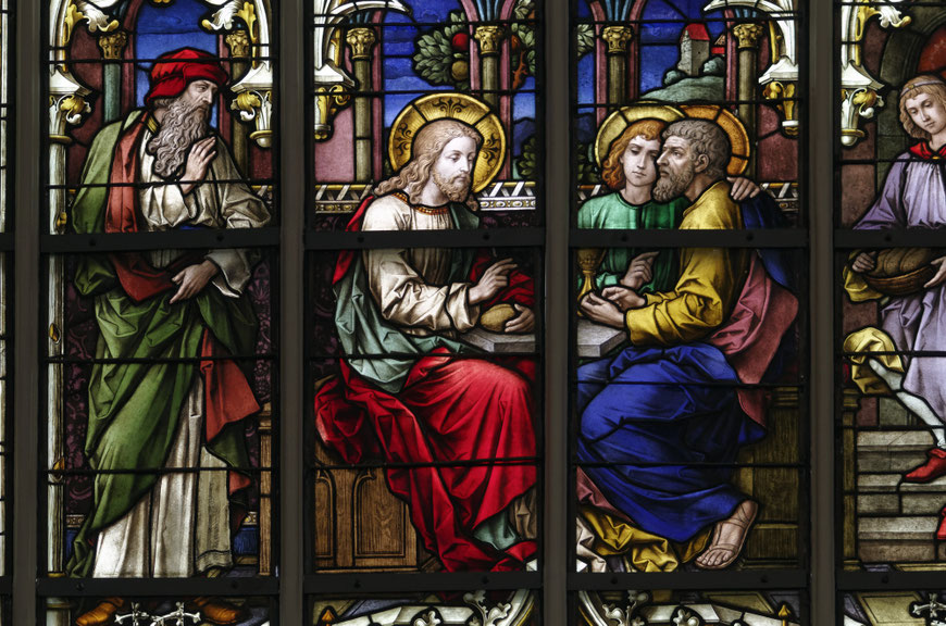 Das Glasfenster in der Jakobsbasilika in Straubing vermittelt uns das Geheimnis des Abendmahls