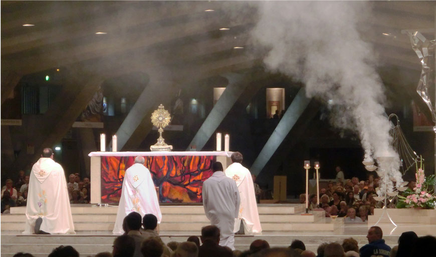 Jesus wird in Brotgestalt angebetet