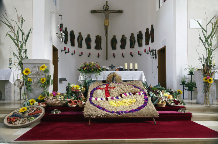 Zum Erntedankfest werden die Kirchen geschmückt
