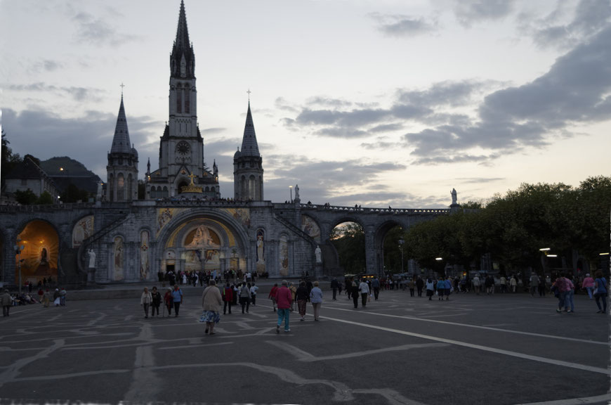 Der Platz vor der Basilika in Lourdes
