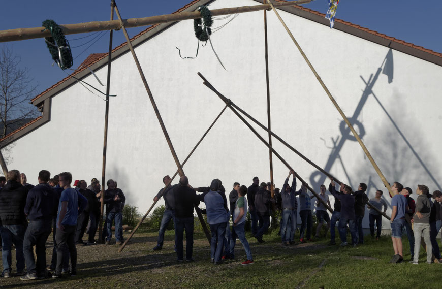 Der Brauch Maibaumaufstellens wird in Rattiszell hochgehalten.