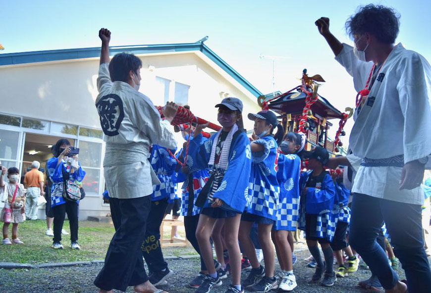 子ども神輿が行く