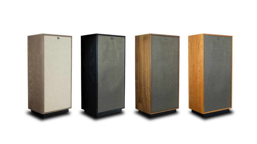 von links nach rechts: Klipsch Forte IV in Distressed Oak, Black Ash, American Walnut, Natural Cherry