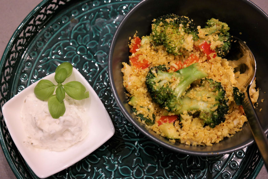 BlumenkohlCouscous mit buntem Gemüse low carb, vegan & schnell