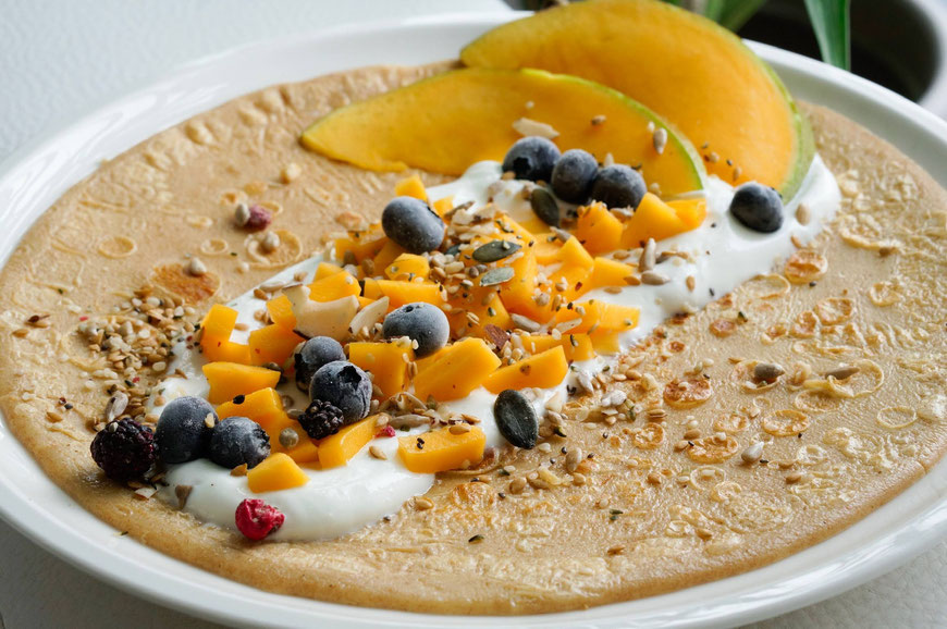 Klassische Eierpfannkuchen mit Fruchttopping | clean, fruchtig & low carb