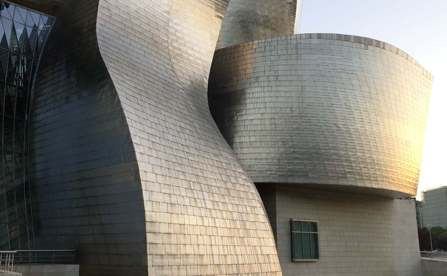 Das Guggenheim Museum in der Abendsonne Bilbaos