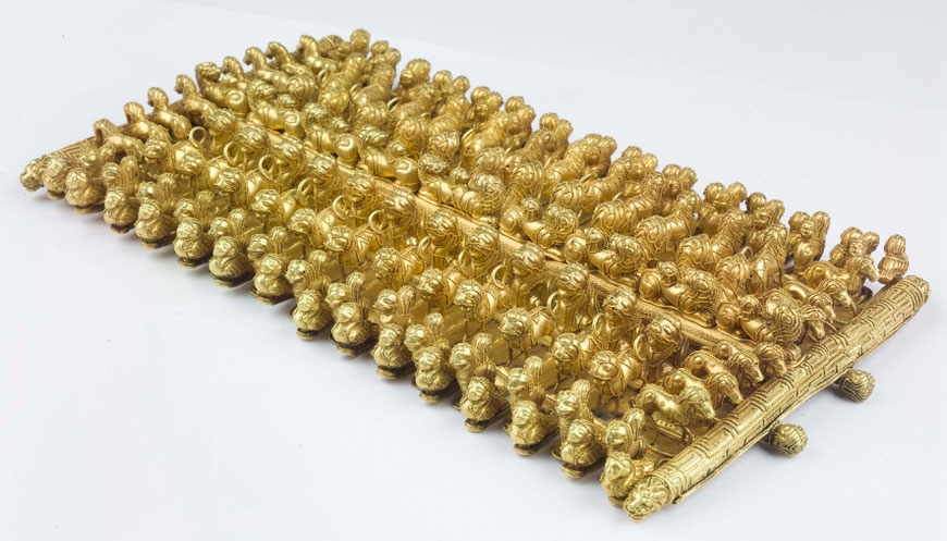 Kunstvolle goldene Schulterfibel mit winzigen Tierornamenten