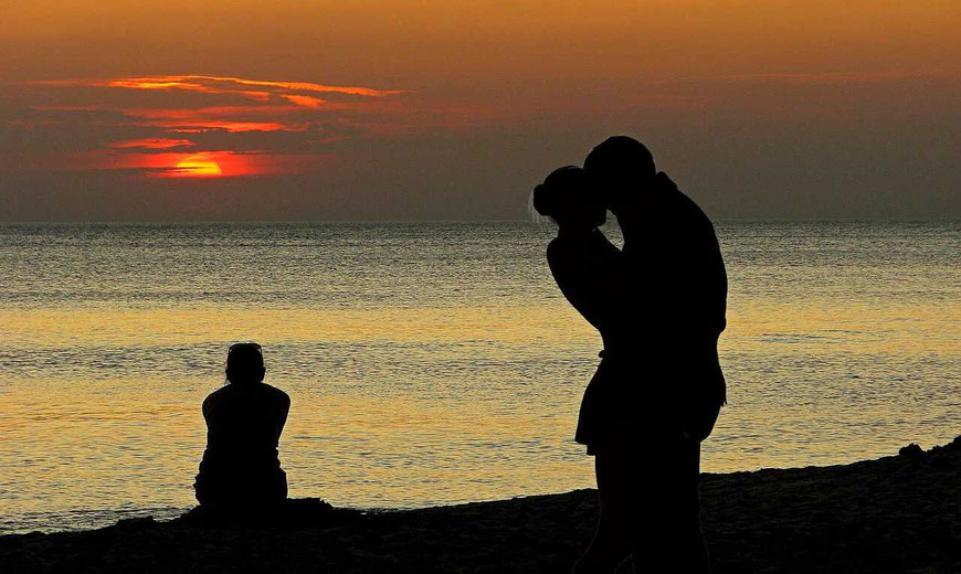 Die betrogene Ehefrau schaut sich am Meer den Sonnenuntergang an und wird nicht erben.