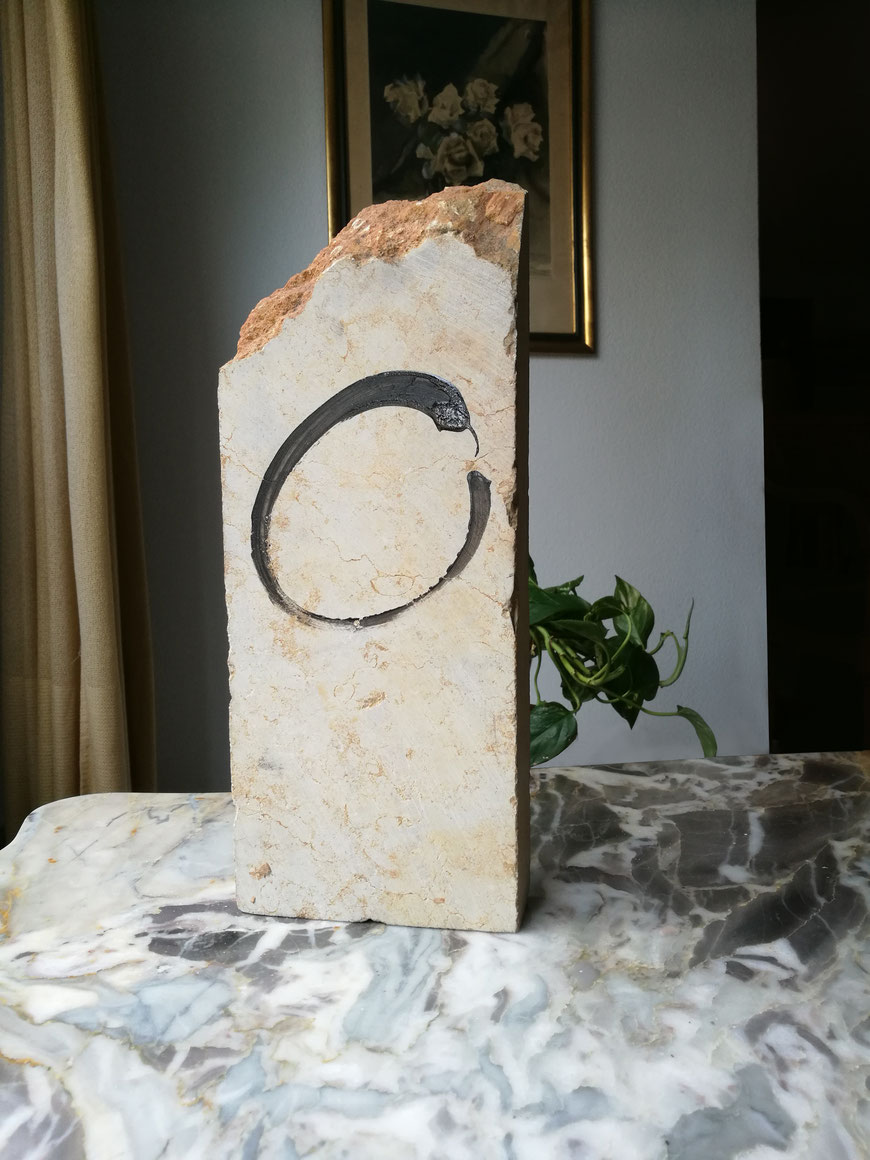 "Enso XXVIII". Traiguera 2008. Sobre piedra. Aprox 36x15x7cm. 2,5kg. 280€