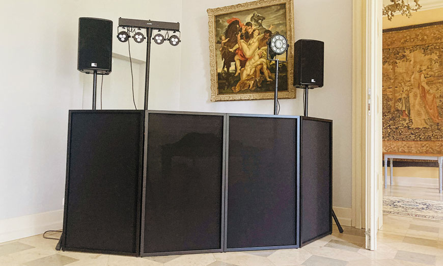 DJ-Equipment im Schloss Jägersburg – Aufbau kombiniert mit der Eventtechnik der Location, vorbereitet für eine stilvolle Party