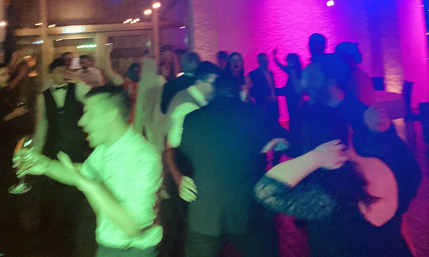 DJ auf Geburtstagsparty im ACANTUS Hotel Weisendorf – tanzende Gäste und professionelle Stimmung für private Veranstaltung