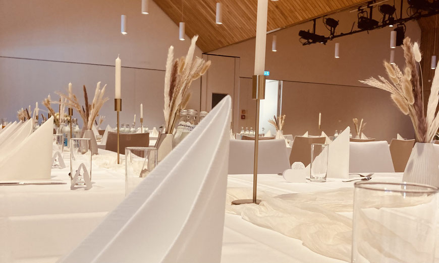 Festlich gedeckte Tische bei einer Firmenveranstaltung im Kulturboden Hallstadt – stilvolle Atmosphäre vor dem Eventbeginn