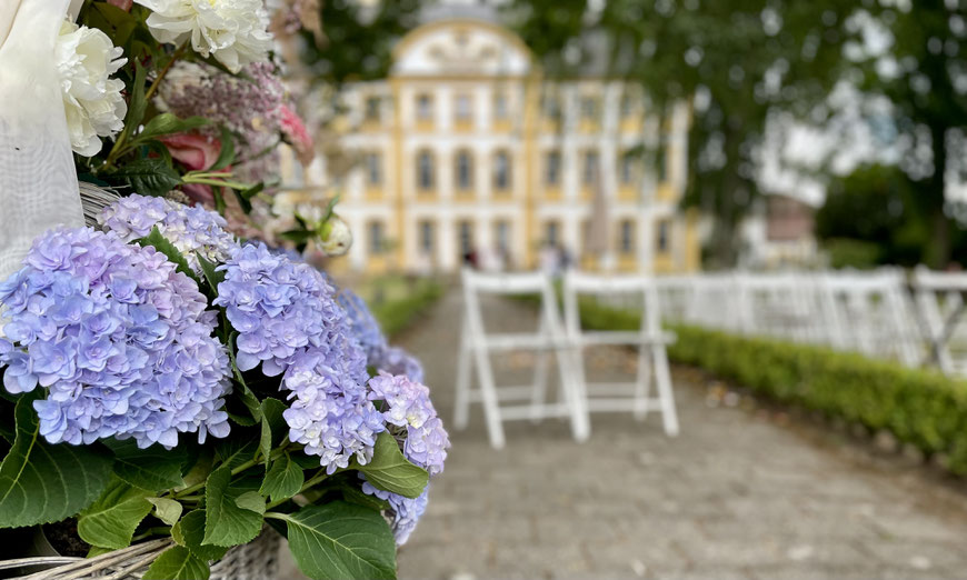 Freie Trauung mit Musik- und Mikrofonbegleitung im Schloss Jägersburg durch Hochzeits-DJ Michael Baumgartner