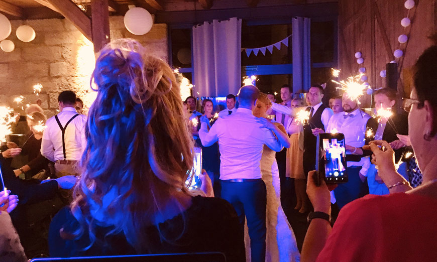 Eröffnungstanz bei einer Hochzeit im Kaidenzeller Hof – Gäste stehen im Kreis um das Brautpaar auf der Tanzfläche