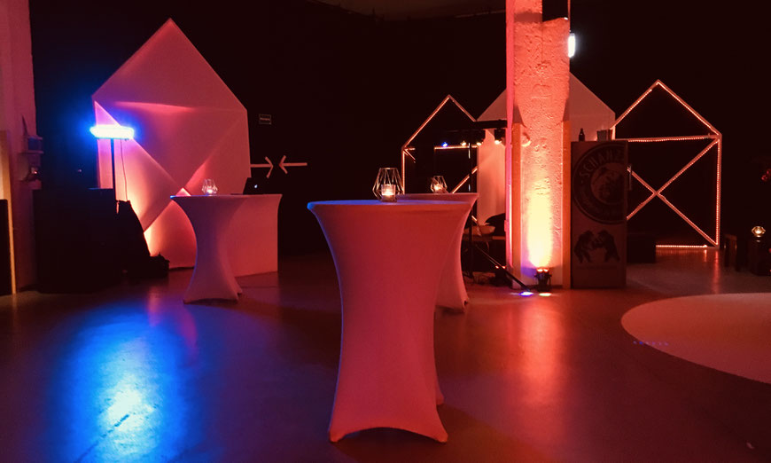 Firmenfeier im Ofenwerk Nürnberg – vorbereitete Tanzfläche mit Stehtischen und DJ-Setup für stimmungsvolle Atmosphäre