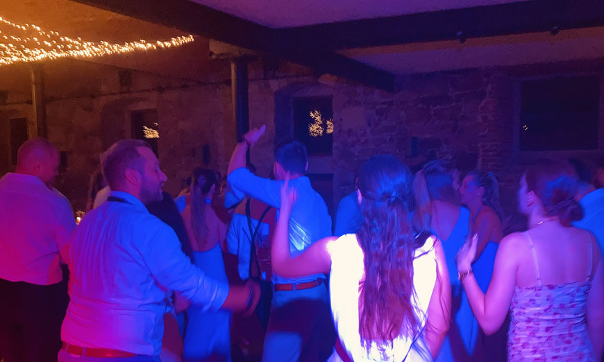 Tanzende Hochzeitsgäste im Schloss Eyrichshof – ausgelassene Stimmung auf der vollen Tanzfläche mit DJ