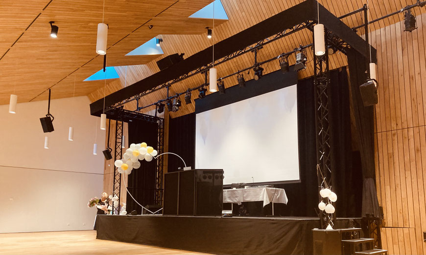 DJ-Setup mit Licht- und Tontechnik im Kulturboden Hallstadt – Kombination aus eigener DJ-Technik und Veranstaltungstechnik für eine Firmenfeier