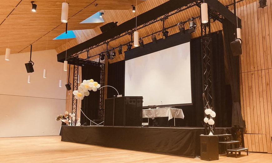DJ-Equipment auf der Bühne des Kulturboden Hallstadt – integriert in die Veranstaltungstechnik der Location und vorbereitet für eine Firmenfeier oder Hochzeit