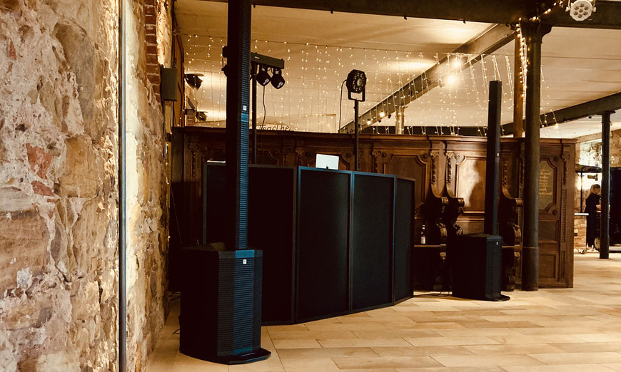 Ton- und Lichttechnik von DJ Michael Baumgartner vor Beginn einer Hochzeitsfeier im Schloss Eyrichshof