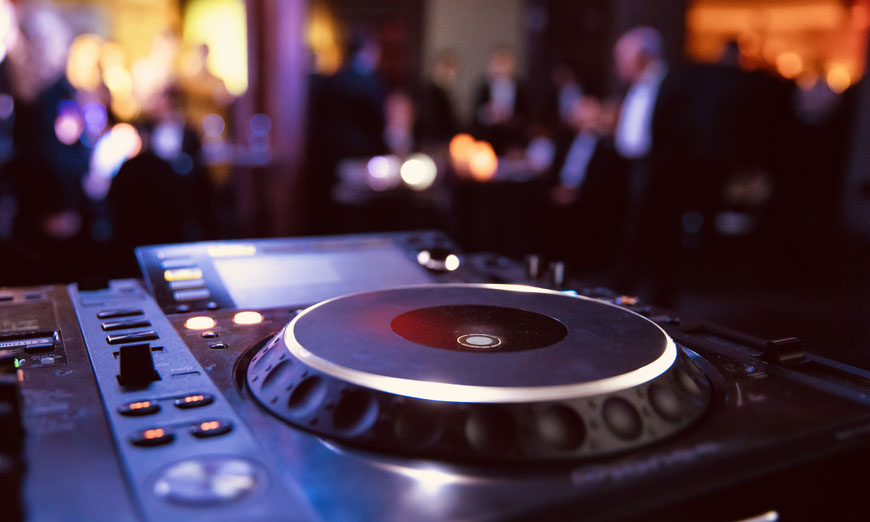 DJ-Setup mit Ton- und Lichttechnik bei einer Firmenfeier – professionelle Ausstattung für Business-Events