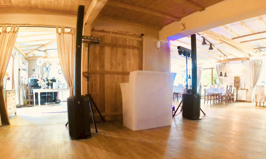 DJ für Feier auf dem Landgut Seebühne Vestenbergsgreuth – professionelles Setup mit Lichttechnik und Tontechnik im Foyer/Gartenbereich