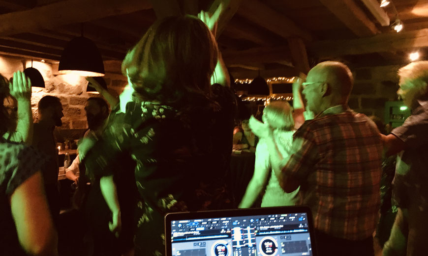 Geburtstagsfeier in der Morgentau-Würzstube Möhrendorf – tanzende Gäste auf der vollen Tanzfläche zum 60. Geburtstag mit DJ