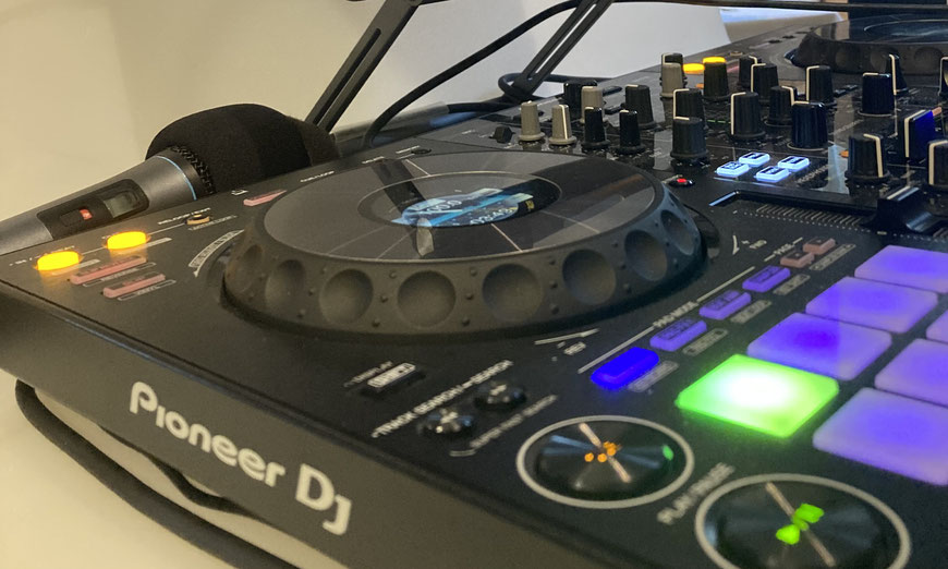 Professionelles DJ-Equipment mit Pioneer-Mixer und Sennheiser-Mikrofon im Schloss Arzelsberg Erlangen – Einsatz bei exklusivem Event