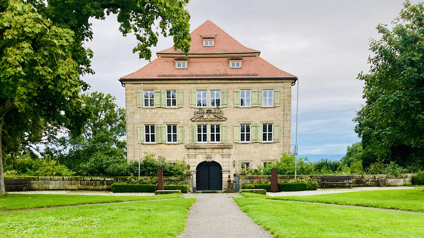 Außenansicht von Schloss Atzelsberg in Erlangen – stilvolle Hochzeitslocation im Grünen, vorbereitet für die Feier