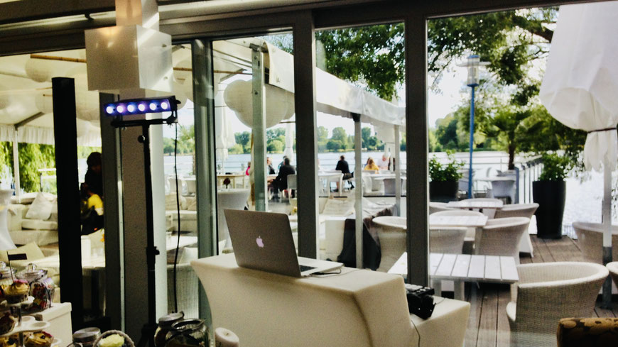 DJ-Technik und stilvolle Dekoration bei einer Hochzeit im Bootshaus am Dutzendteich – DJ Michael Baumgartner sorgt für perfekte Musik und Atmosphäre