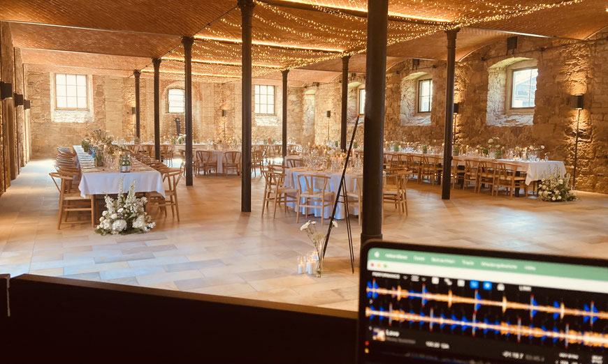 Vorbereitete Tanzfläche im Schloss Eyrichshof – Hochzeitsfeier mit professionellem DJ-Setup