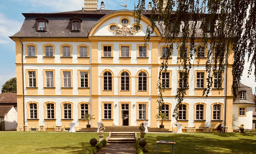 Hochzeitslocation Schloss Jägersburg mit gepflegter, festlich geschmückter Parkanlage – elegantes Ambiente für Trauung und Feier