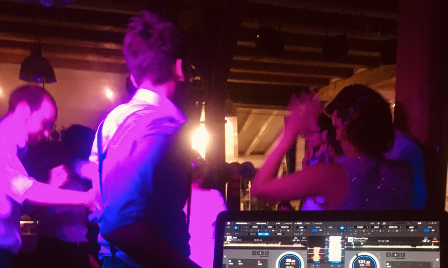 Tanzende Gäste auf einer Geburtstagsparty – volle Tanzfläche und Partystimmung mit professionellem DJ