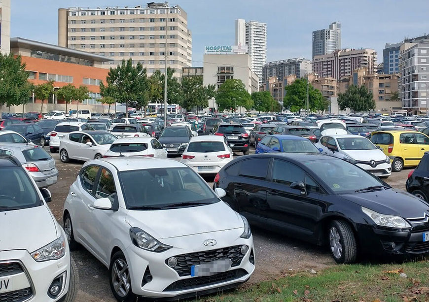 Los chantajistas de la gorra en Valencia controlan a todo aquel que aparca por el Hospital Arnau de Vilanova y piden el impuesto revolucionario por aparcar en lugar que es libre.