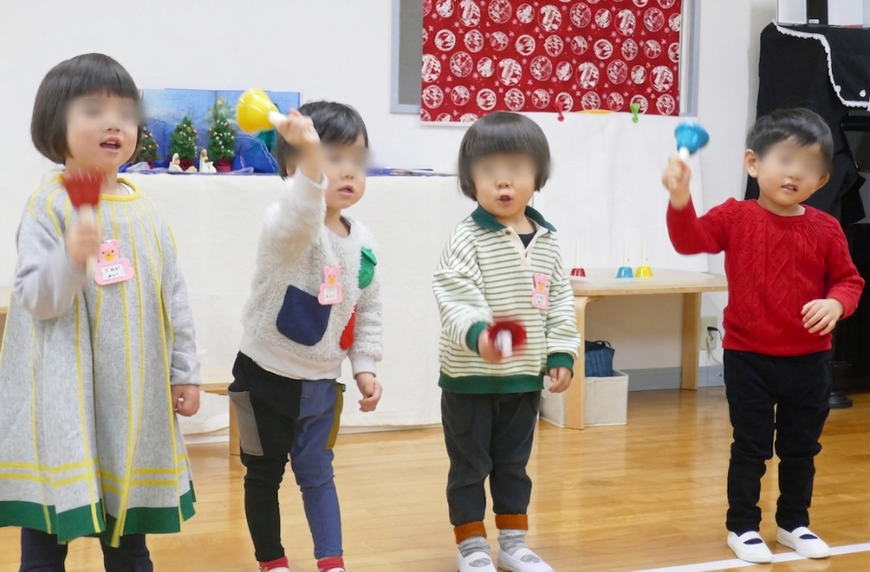 京都のリトミックを取り入れた幼児教室で身体を動かす2歳児の様子